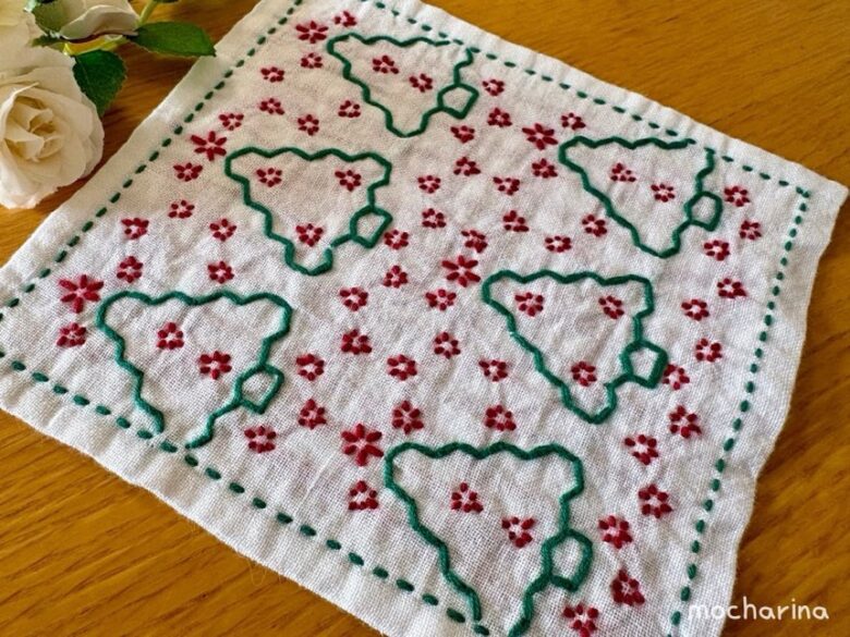 セリアのアレンジ刺し子ふきん「クリスマスツリーと星」の完成写真。