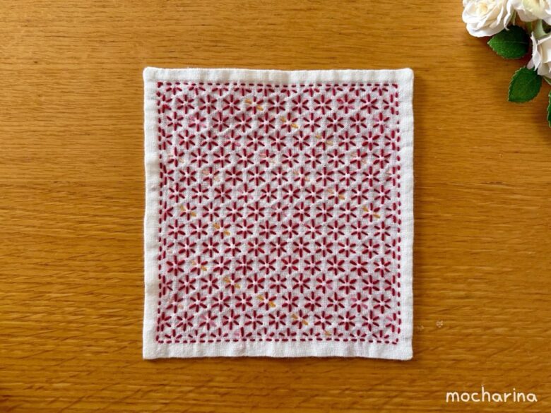 セリアの刺し子ふきん「小花刺し」の写真。