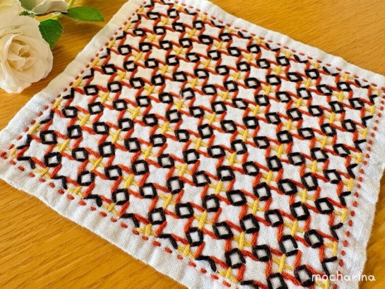 刺し子ふきん「風車」を斜め撮りした写真。