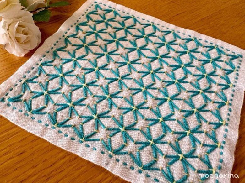 セリアのアレンジ刺し子ふきん「あじさい刺し」を斜め撮りした写真。