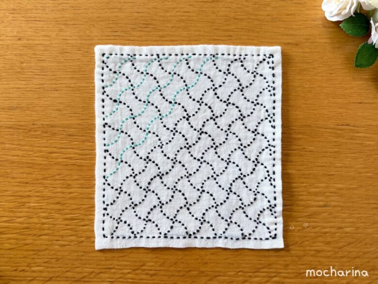 セリアの刺し子ふきん「分銅つなぎ」の完成写真。