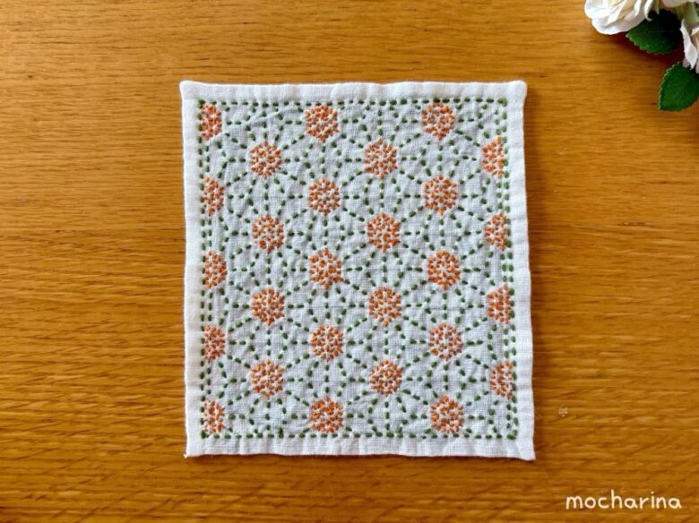 セリアのアレンジ刺し子ふきん「金木犀」の完成写真。