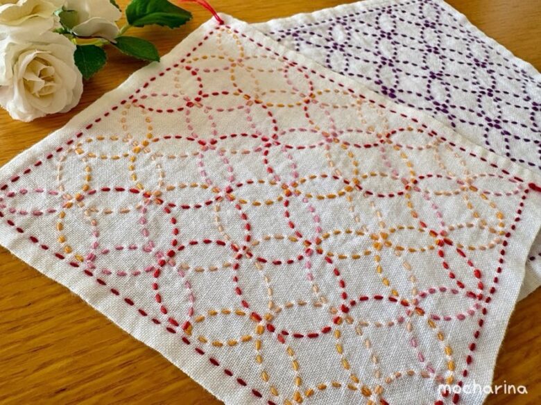 セリアの刺し子ふきん「七宝つなぎ」を斜めから撮った写真。色違いのふきん2枚をならべた様子。