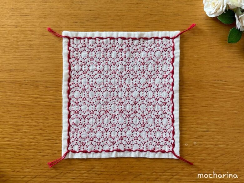 セリアの刺し子ふきん「霰亀甲」の完成写真。