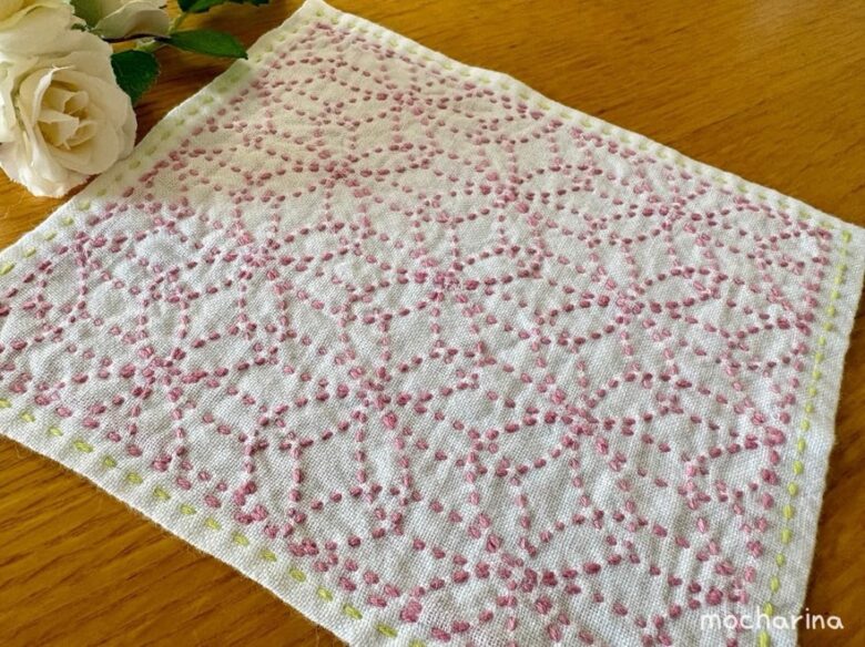 刺し子ふきん「花刺し」を斜めから撮った写真。