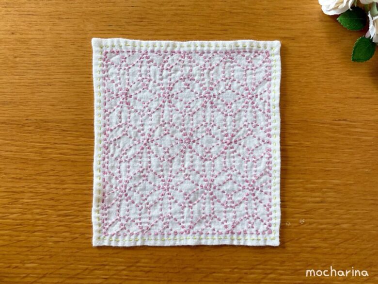 セリアの刺し子ふきん「花刺し」の完成写真。