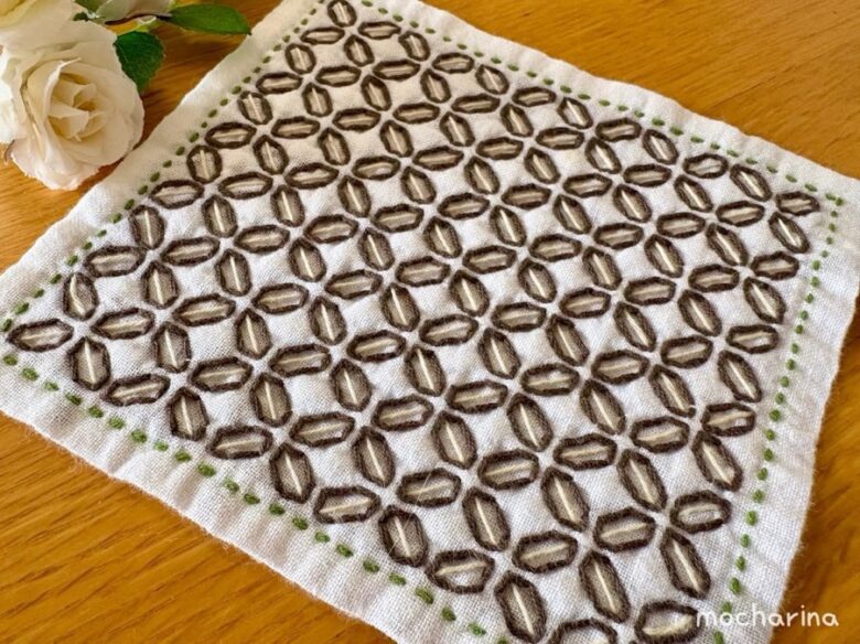 刺し子ふきん「角七宝」を斜め撮りした写真。