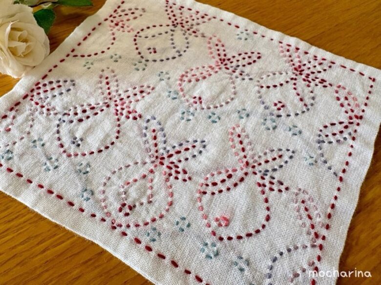 アレンジ刺し子ふきん「金魚」を斜め撮りした写真。