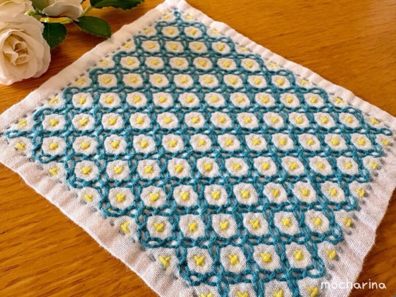 刺し子ふきん「十字花刺し」の斜め撮りした完成写真。