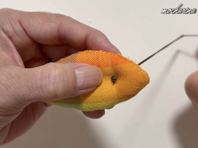 魚のぬいぐるみに刺繍している写真。