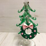 フェルトのクリスマスリースのオーナメントの完成写真。