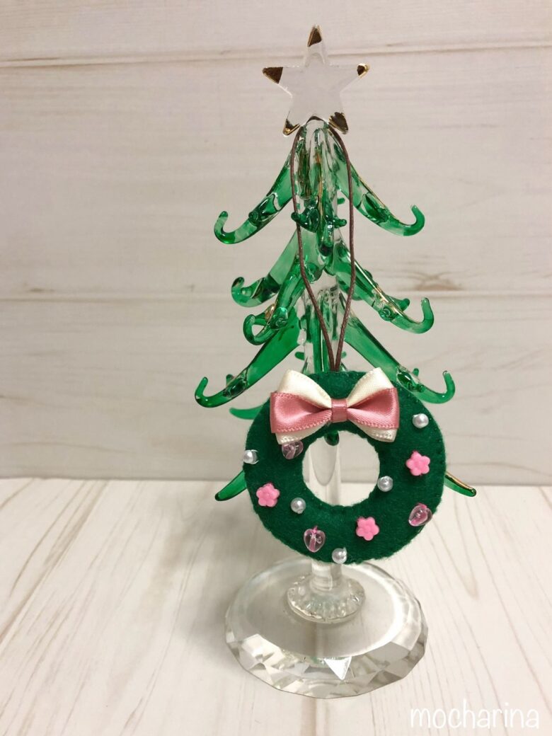 フェルトのクリスマスリースのオーナメントの完成写真。