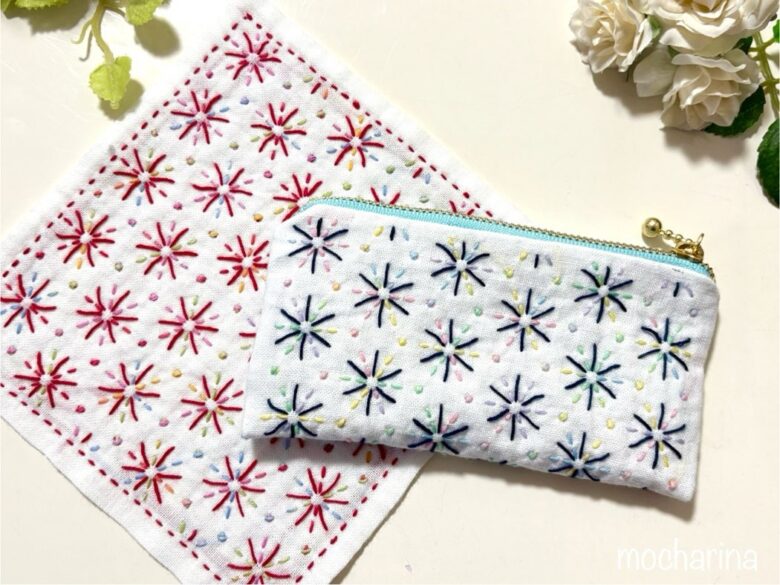 花火模様の刺し子のファスナーポーチの完成写真。刺し子ふきん「花火」と並べている様子。