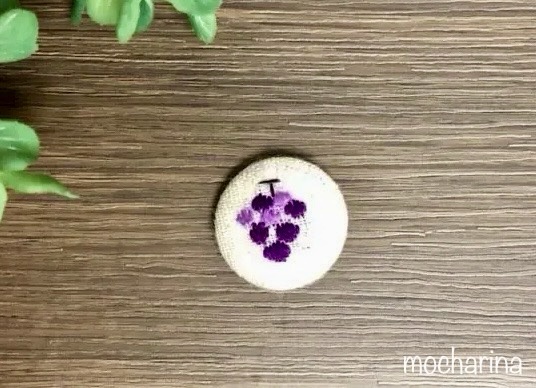 包みボタン「ぶどう」の完成写真。ボタンにぶどうの刺繡をしたデザイン。