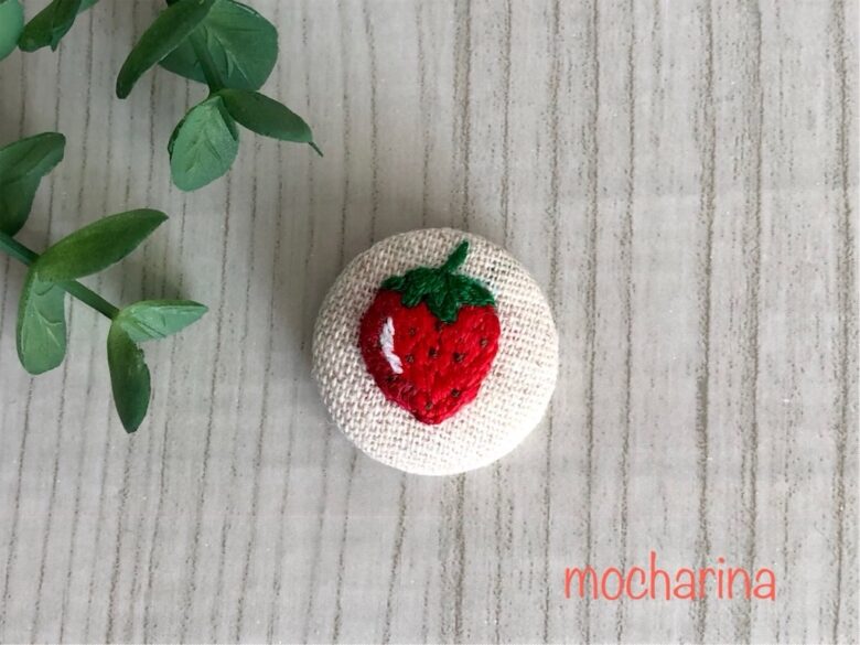 包みボタン「いちご」の完成写真。ボタンにいちごの刺繡をしたデザイン。