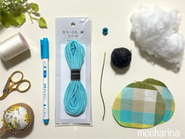 猫おもちゃの「クラゲ」の材料の写真。布・紐・綿・鈴・裁縫道具が並んでいる様子。