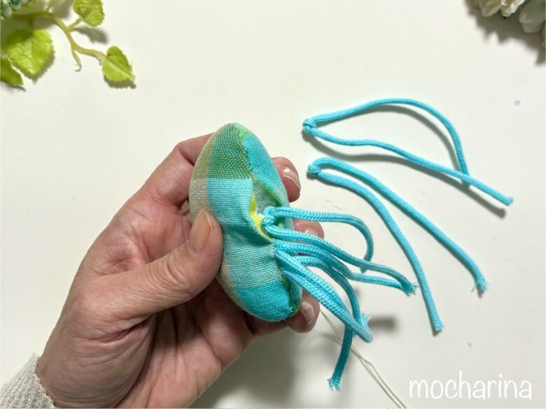 クラゲに紐の触手を付けている途中写真。