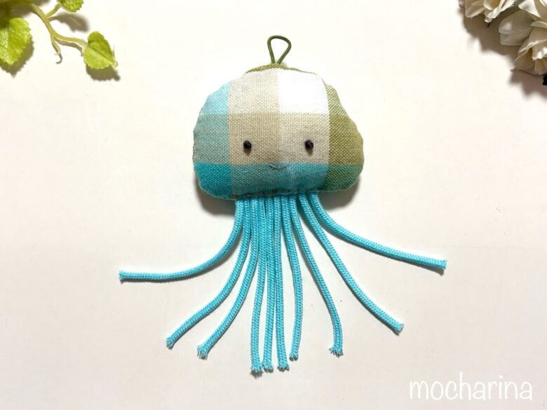 クラゲのぬいぐるみの完成写真。