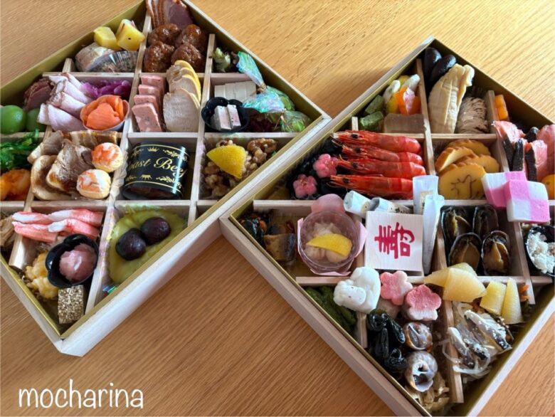 お節2段重の写真。お節を回答した様子。