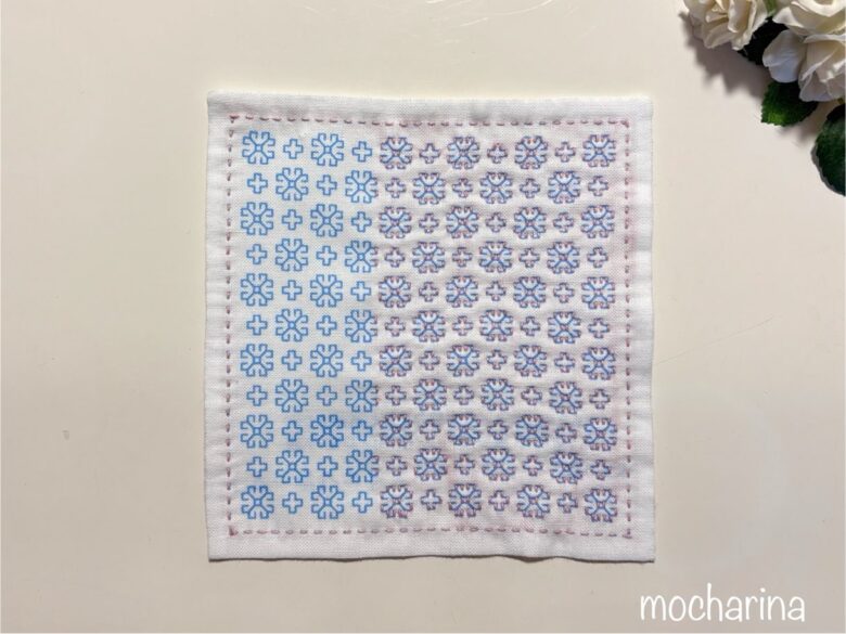 マーガレットの刺し子模様の縦線を縫っている途中写真。縦線を縫った部分と縫っていない部分の違いが分かる様子。。