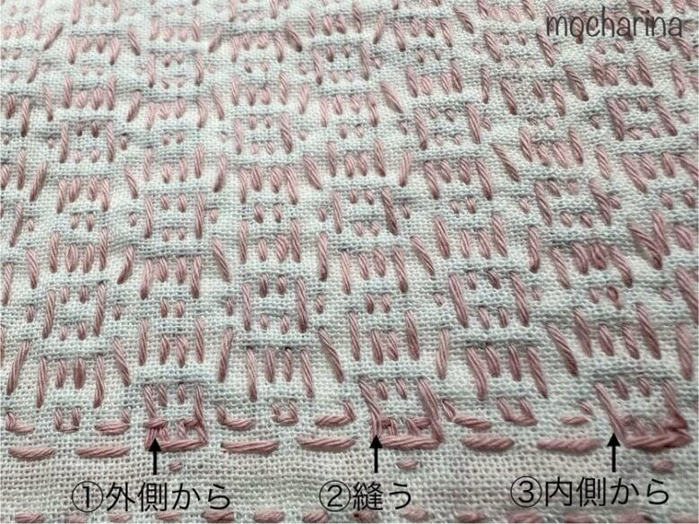 マーガレットの刺し子ふきんの裏側の途中写真。針目の入れ方を比較した様子。
