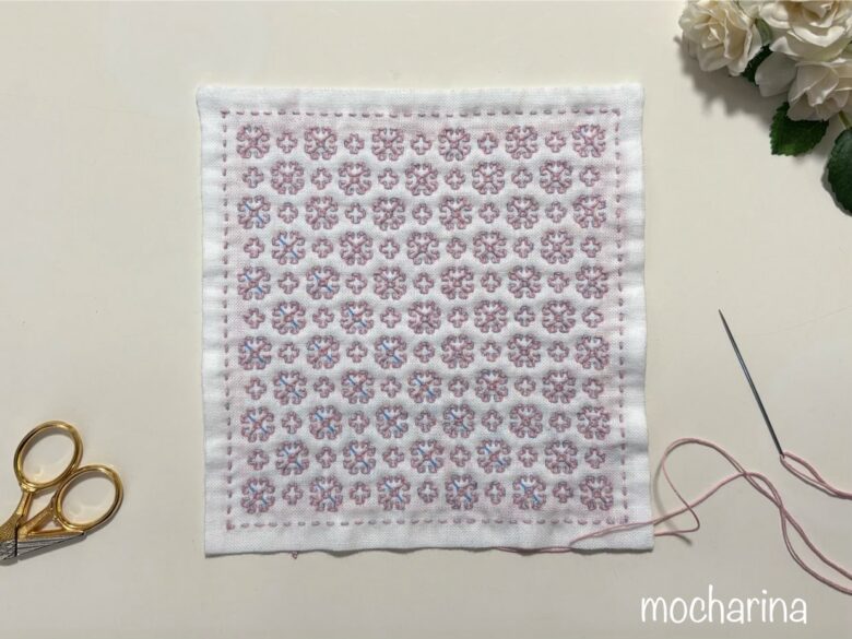 マーガレットの刺し子模様の斜め線を縫っている途中写真。