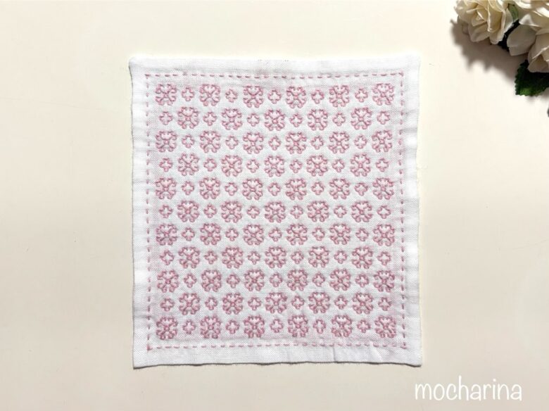 刺し子ふきん「マーガレット」の完成写真。