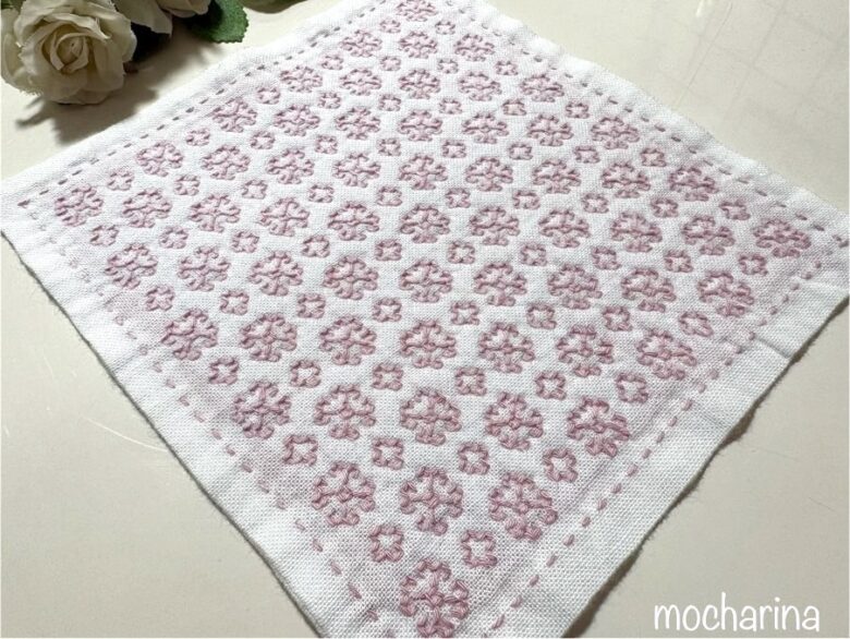 刺し子ふきん「マーガレット」を斜め撮りした完成写真。