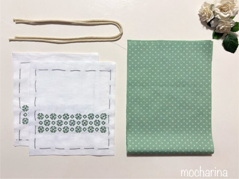 巾着袋の材料の写真。表地・裏地・ひもをカットした様子。