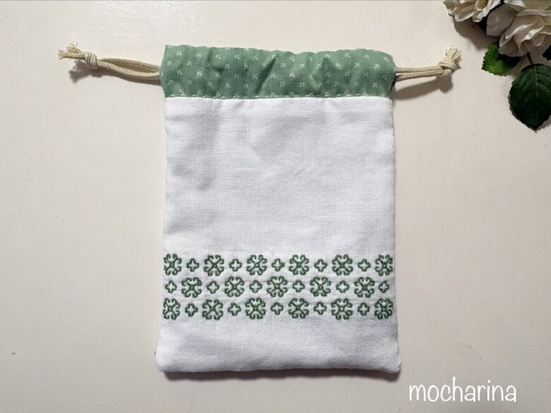 緑色のマーガレット模様の刺し子巾着袋の完成写真。