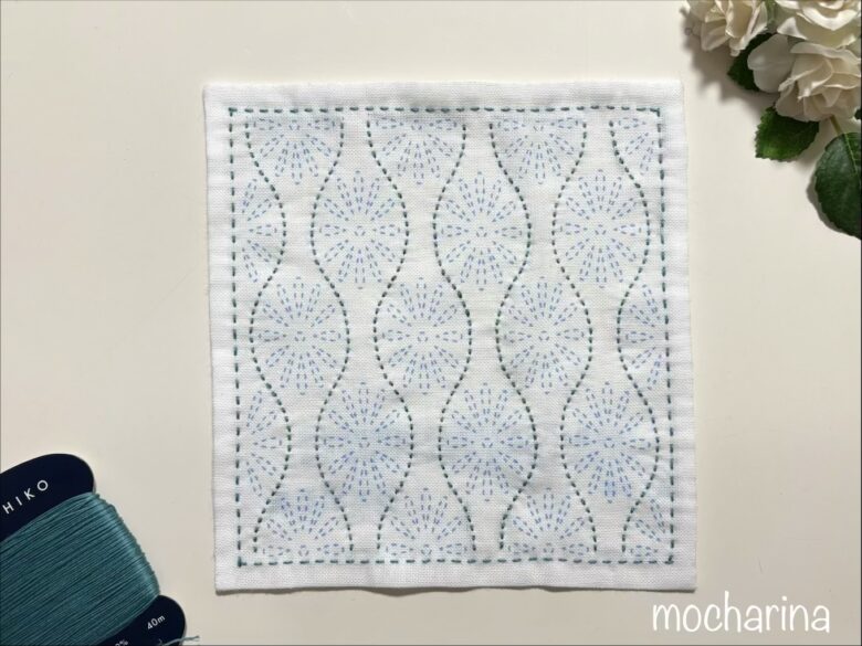 縦の波模様を縫った写真。青緑色の糸で縫った様子。