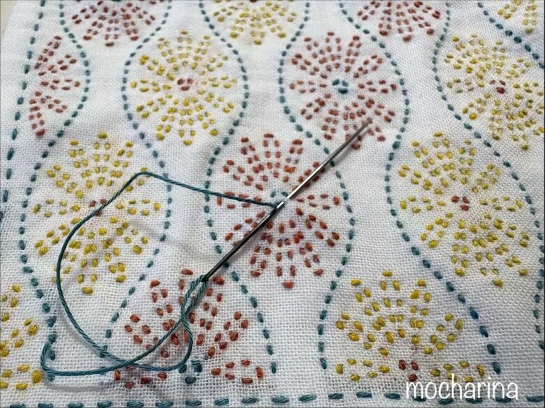花模様の花芯を縫っている途中写真。
