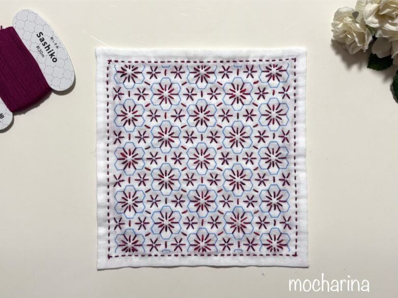 花紋様の花芯と花の内側の線を縫い終わった写真。