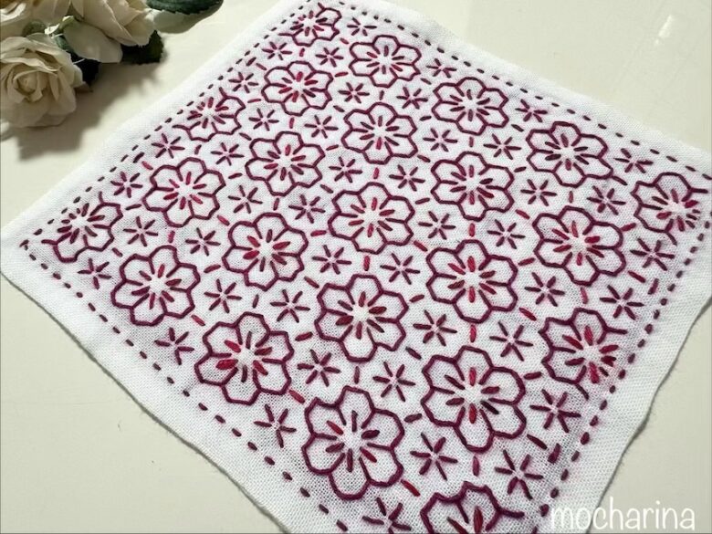 完成したセリアの刺し子ふきん「花紋様」を斜め撮りした写真。
