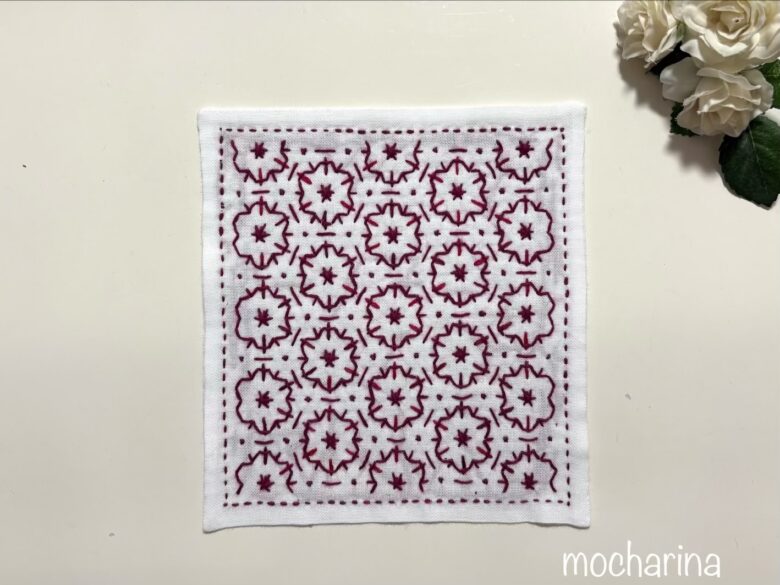 セリアの刺し子ふきん「花紋様」の裏側の完成写真。