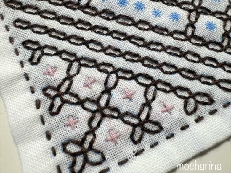 十字花刺しの模様を刺した刺し子ふきんの写真。