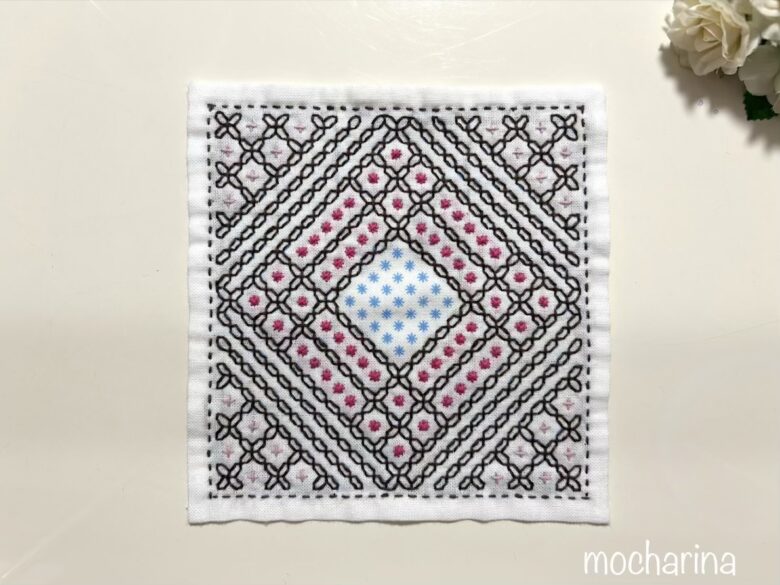 和柄MIXの刺し子ふきんの途中写真。