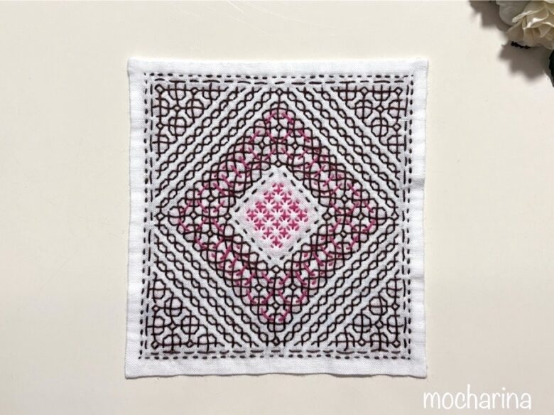 和柄MIXの刺し子ふきんの裏側の完成写真。