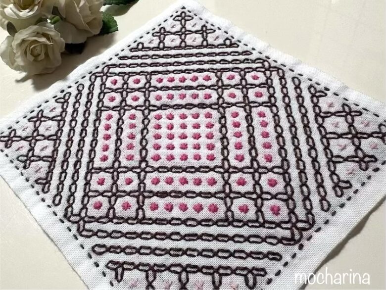 和柄MIXの刺し子ふきんの完成写真。斜め撮りした様子。