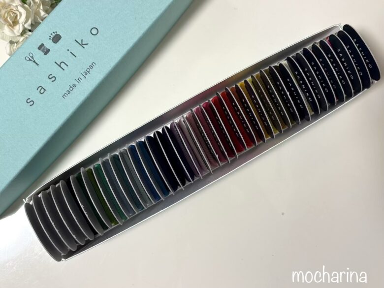 刺し子糸セットのボックスを上から撮った写真。フタを横に置いている様子。