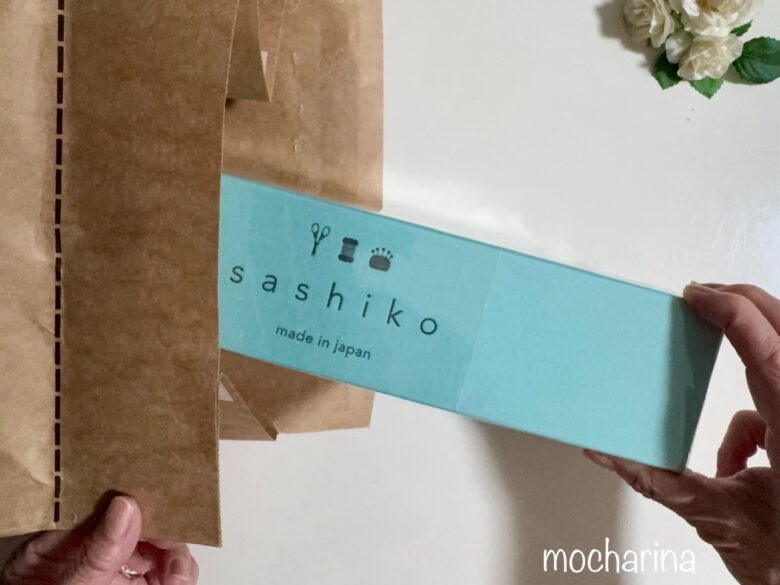 茶袋から刺し子糸セットのボックスを取り出している写真。