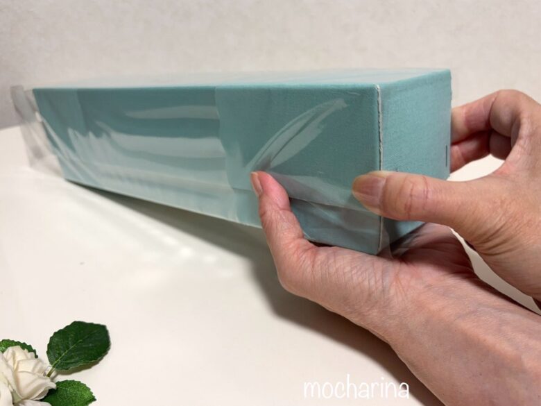 セロファンから箱を取り出している写真。
