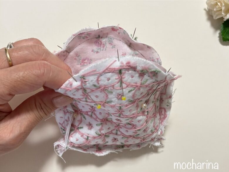 表布と裏布を中表に合わせて、待ち針でとめた写真。