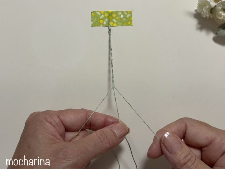 刺し子糸を三つ編みしている写真。