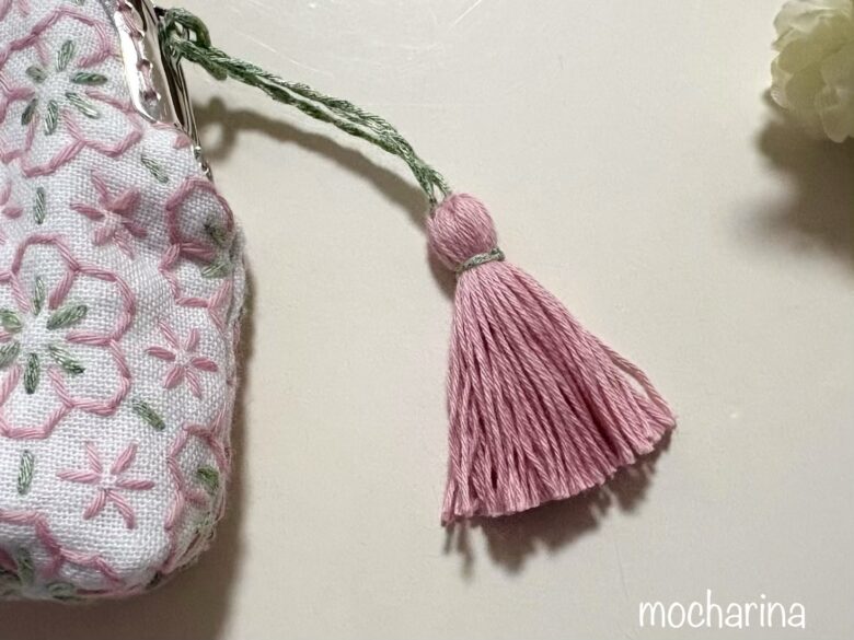 ピンクと緑色の刺し子糸で作ったタッセルの写真。