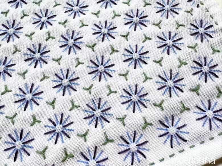 花びらを紫の糸で縫った途中写真。