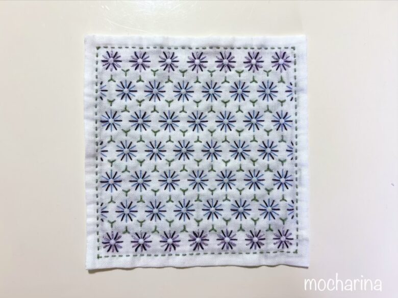 薄紫と紫で縫った花柄の写真。