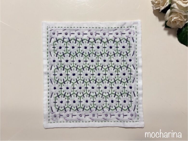 完成した刺し子ふきん「麻の葉 花」の裏側の写真。