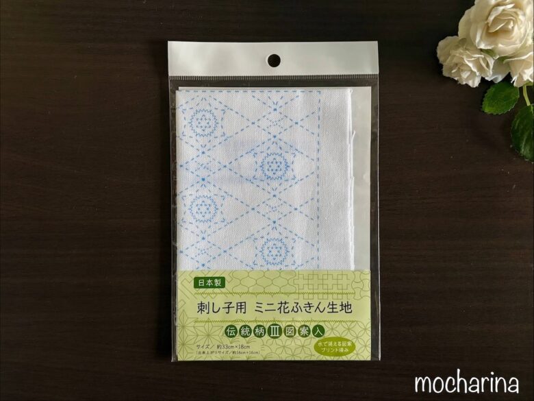 セリアの刺し子キット「水仙入り菱格子」の写真。