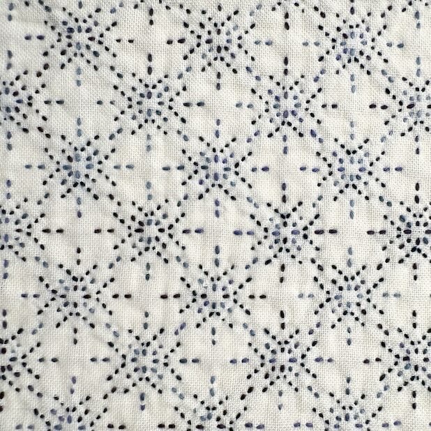 セリアの刺し子ふきん「雪華模様」の写真。